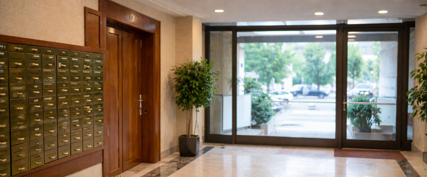 El conserje en su labor diaria: pequeñas tareas que marcan la diferencia