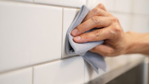 Antes y después de limpiar las juntas de los azulejos de la cocina