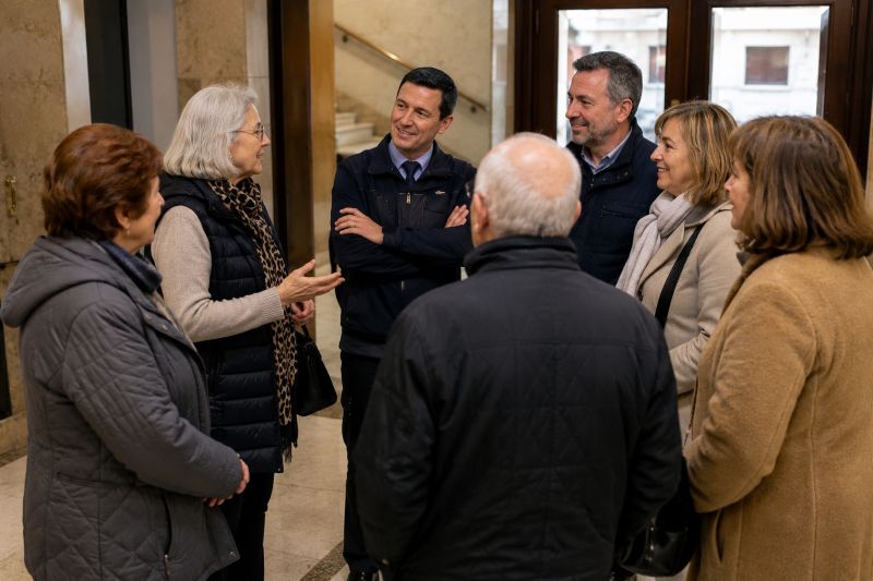 Conserje y vecinos en reunión vecinal